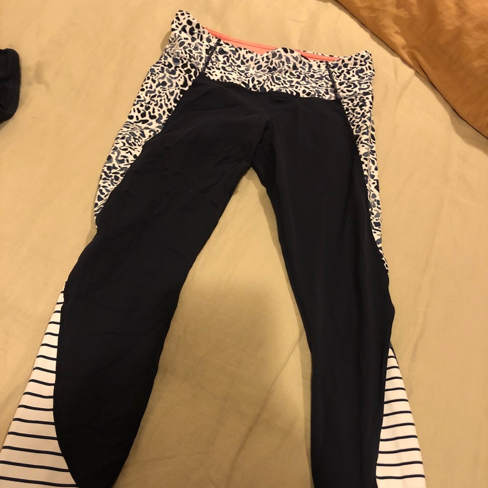 EUC Athleta leggings with strip and leopard design - size Small